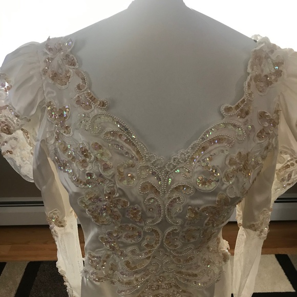 Custom detailed Ivory wedding gown with sequins - Picture 2 of 8